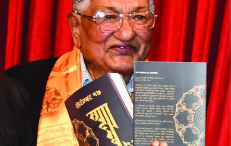 वरिष्ठ साहित्यकार तथा मानवअधिकारकर्मी मल्ल के सुन्दरको उपन्यास ‘सेप्टेम्बर १७’ शुक्रबार विमोचन गर्दै जनकवि दुर्गालाल श्रेष्ठ।