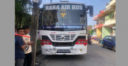 पैदलयात्रीलाई ठक्कर दिने बस। तस्बिरः सेतोपाटी
