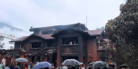 भदौ २३ गते प्रदर्शनकारीको आगजनीमा परेको देउवाको घर।