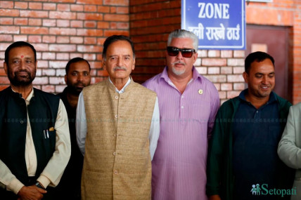 देउवालाई स्वागत गर्न नेताहरू पुगे विमानस्थल (तस्बिरहरू)
