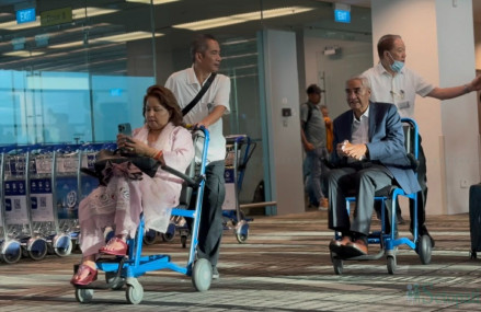 सिंगापुर विमानस्थलबाट ह्विलचेयरमा निस्किए देउवा दम्पती (तस्बिरहरू)