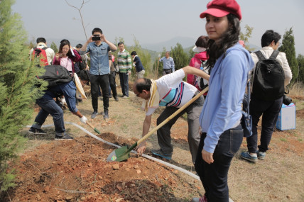 बेइजिङमा वृक्षरोपण गर्दै