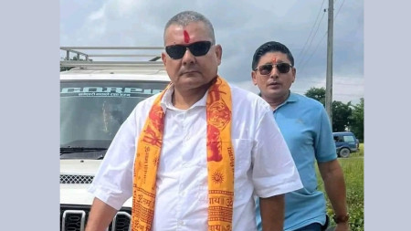 दुर्गा प्रसाईं र उनका अंगरक्षक दिपक खड‍का। तस्बिर: सामाजिक सञ्जाल।