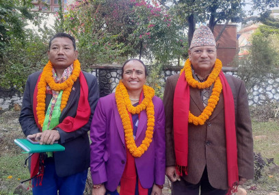 नेकपा एमालेका उम्मेदवारहरू हेमन्त शेरचन, सम्झना देवकोटा र चक्रबहादुर पराजुली।