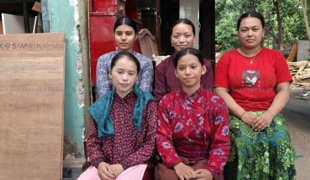 अगाडि बसेका गंगा र जमुना। पछाडि दायाँबाट क्रमशः रातो टिसर्टमा खुमिसरा सिँजाली, चन्दा राना र जिवानी थापा।