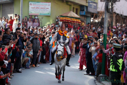 सेनाले परेड खेलेर होइन, स्थानीयले घोडा दौडाएर मनाइन्छ पाटनको घोडेजात्रा