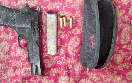 रोल्पाको गंगादेव गाउँपालिका वडा नम्बर ४ का वडाध्यक्ष कृष्ण वलीबाट प्रहरीले बरामद गरेको पेस्तोल।
