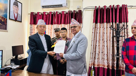 शनिबार प्रदेश प्रमुखलाई राजीनामा बुझाउँदै मुख्यमन्त्री हिक्मत कार्की।