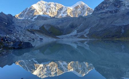कुण्डमा देखिएको हिमालको परावर्तन।