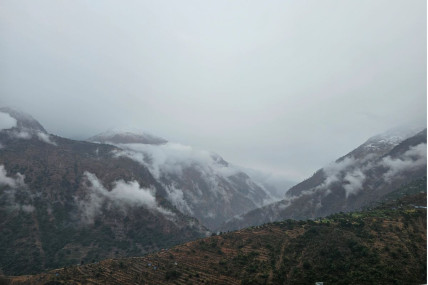 रुकुम पूर्वको सदरमुकाम रुकुमकोटबाट बिहीबार बिहान दादिङ्को डाँडामा देखिएको हिउँ। तस्बिर: कुलदीप न्यौपाने/रासस