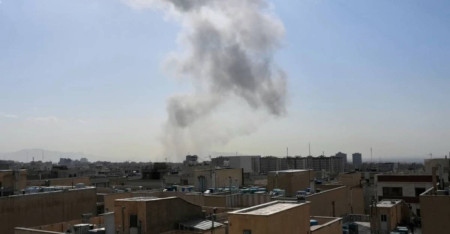 शनिबार बिहान तेहरानमा देखिएको धुवाँको मुस्लो। तस्बिरः  सिएनएन।