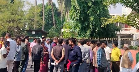 मधेस प्रदेशको मुख्यमन्त्री कार्यालय अगाडि टायर बालेर प्रदर्शन