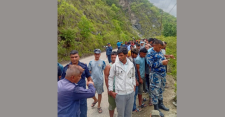 सुनकोशीमा खसेको कारमा थिए चालकसहित तीन जना, खोजी गर्न गोताखोर परिचालन
