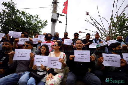 'लालीबजार'को प्रदर्शन अदालतले रोकिदिएपछि  चलचित्रकर्मीहरू माइतीघरमा (तस्बिरहरू)