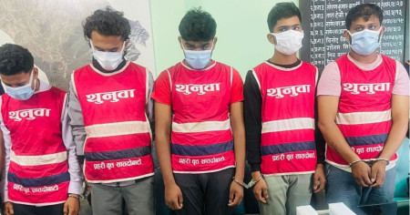ललितपुरमा सुनसहित पक्राउ परेका पाँच जना।
