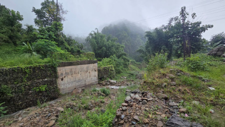 धरानको लेदुवा खोलाको पुल ७ वर्षदेखि अधुरै