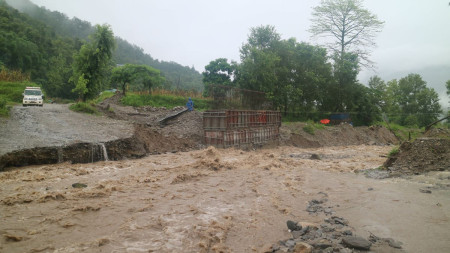 मध्यपहाडी लोकमार्ग अन्तर्गत लमजुङ सुन्दरबजारको खहरे खोलामा निर्माणाधीन पुल समयमै सम्पन्न हुन नसक्दा बर्खा लागेपछि बाढीको कारण अवरुद्ध सडक। तस्बिरः  विराट न्यौपाने/रासस