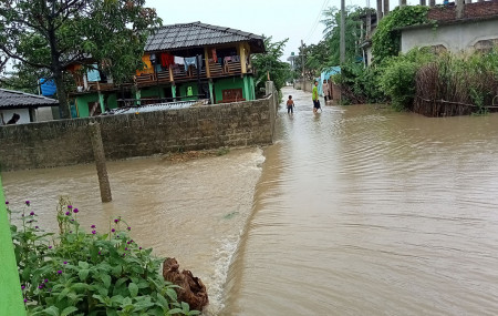 अविरल वर्षाका कारण महोत्तरीको बर्दिबास नगरपालिका क्षेत्रमा मङ्गलबार डुबानमा परेको बस्ती। तस्बिर: गोपालप्रसाद बराल/रासस