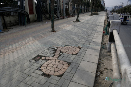 माइतीघरदेखि तीनकुनेसम्म यसरी बन्दैछ फुटपाथमै साइकल लेन (तस्बिरहरू)