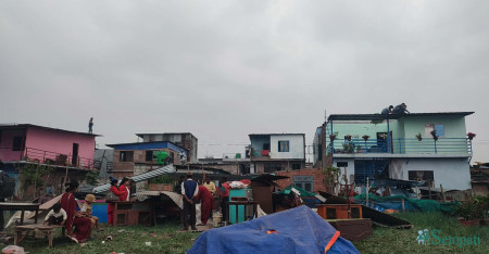 मनोहरा सुकुम्बासी बस्तीका मानिसहरूले निकाल्न थाले सामान