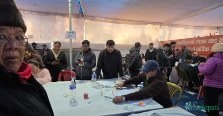 मनोनयन फाराम वितरण गरिँदै। तस्बिरः प्रशन्न पोखरेल/सेतोपाटी।