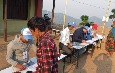कालिका-११ को केन्द्रमा मतदानमा सहभागीहरू। तस्बिर: राजेश घिमिरे/सेतोपाटी।