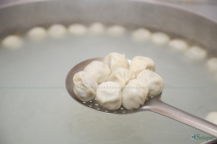 राजेन मःम पसलमा पाकिरहेको मःम। तस्बिरः नवीनबाबु गुरूङ/सेतोपाटी