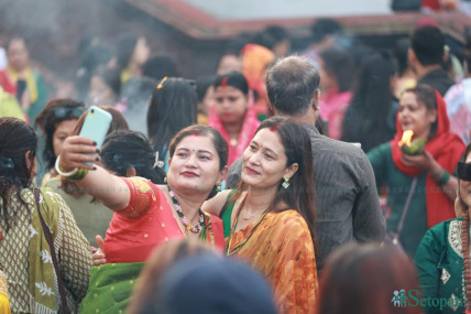 पशुपतिमा बिहान ३ बजेदेखि दर्शनार्थीको घुइँचो (तस्बिरहरू)