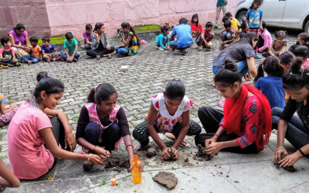 म्युजियममा माटोले बनेका सामग्री हेरेपछि त्यस्तै बनाउन अभ्यास गर्दै बालबालिकाहरू। तस्बिर स्रोतः शिवानी घोष