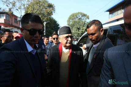 महाधिवेशन बन्द सत्रमा आउँदा ओलीलाई नेसनल भोलेन्टियर फोर्सको सुरक्षा (तस्बिरहरू)