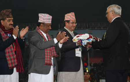 फाइल तस्बिर : सन् २०१९ मा नेपालमा भएको  सागको समापनमा पाकिस्तानलाई झण्डा हस्तान्तरण गरिँदै।