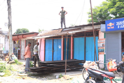 पोखरा बसपार्कका सुकुम्बासी आफैले हटाउन थाले घर-टहरा (तस्बिरहरू)