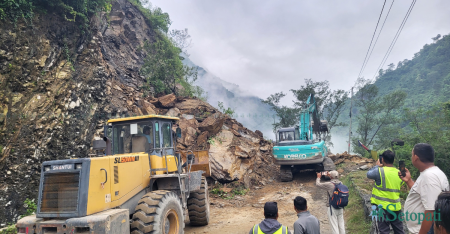 पृथ्वीराजमार्ग अन्तर्गत धादिङको बेनिघाटरोराङ-१० चिसोपानी धारा नजिकको पहिरो पन्छाइँदै। तस्बिरः नेपाल फोटो लाइब्रेरी।