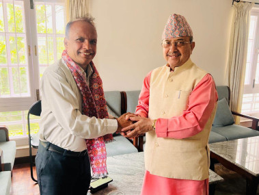 हालै भेटवार्ताका क्रममा महामन्त्री घिमिरे र नेता पूर्णबहादुर खड्का।