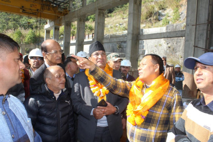 विद्युतगृह निरीक्षणमा पुगेका उर्जामन्त्री शक्ति बस्नेत र प्राधिकरणका कार्यकारी निर्देशक कुलमान घिसिङ। तस्बिरः रासस