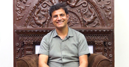 अमेरिकाको जागिर छाडेर फर्किएका डाक्टर