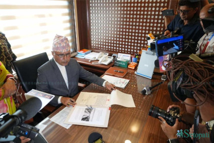 अर्थ मन्त्रालयमा पदभार ग्रहणपछि अर्थमन्त्री रामेश्वर खनाल। तस्बिर: नवीनबाबु गुरूङ/सेतोपाटी