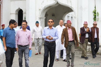 केही दिनअघि निर्वाचन आयोग पुगेका राप्रपा नेताहरू। फाइल तस्बिर।