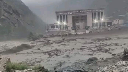 तस्बिरः सशस्त्र प्रहरी।