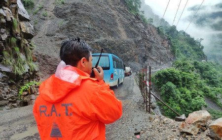 मंगलबार ट्राफिक व्यवस्थापन गर्न भन्दै नारायणगढ-मुग्लिन सडकमा वाकीटकी र आरएटी लेखिएको ज्याकेटमा रास्वपाका कार्यकर्ता।