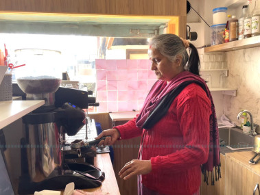 अवकाशप्राप्त अधिृकतको 'चिया कफी घर', भन्छिन्– नयाँ सुरूआत गर्न उमेर हद हुँदैन!