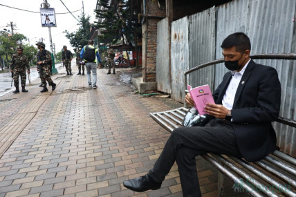 संविधान जोगाऔं भन्दै माइतीघरमा बसेका वकिल राजु बम्जन तामाङ। तस्बिर: नेपाल फोटो लाइब्रेरी