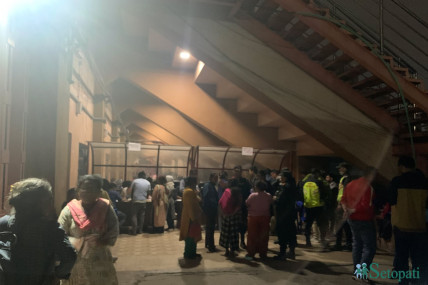 रंगशालामा बेलुकैसम्म विवरण संकलनको काम भइरहेको छ। तस्बिरः सरिशा अछामी/सेतोपाटी।