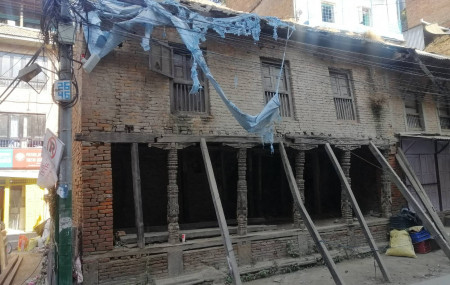 पाटनको पट्को सत:छेँ। यो सतःछेँलाई पनि राज्यले सरकारका नाममा दर्ता गर्ने निर्णय गरेको हुँदा यहाँ बस्ने जुगि परिवार विस्थापनविरूद्ध कानुनी लडाइँ लडिरहेको छ। तस्बिर: रूक्शना कपाली