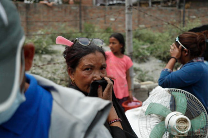 बस्ती छाडिरहेका सुकुम्बासी भन्छन्– यसपालि हामीले राज्यको अगाडि हार स्वीकार गर्‍यौं