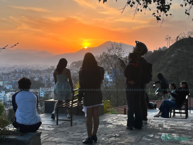 गत साता गोकर्णेश्वरको जगडोल उद्यानबाट नागार्जुन पछाडि भइरहेको सूर्योस्त हेर्दै युवाहरू। तस्बिर: सुरेन्द्र फुयाल