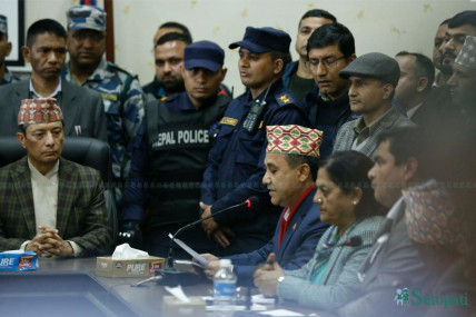 निर्वाचन आयोग र  विशेष महाधिवेशनबाट निर्वाचित पदाधिकारीबीच छलफल (लाइभ/तस्बिरहरू)