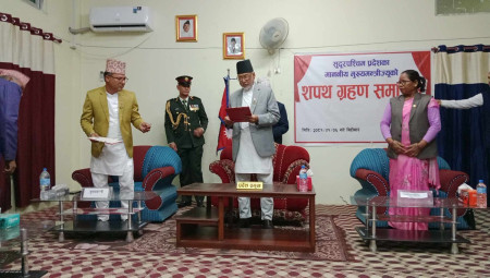 सुदूरपश्चिमका मुख्यमन्त्रीका रूपमा शपथ ग्रहण गर्दै दीर्घ सोडारी