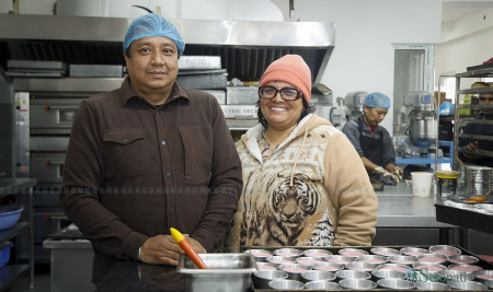श्रीमान–श्रीमतीले सिके एउटै सीप, तारे होटलमा पुर्‍याउँछन् उत्पादन