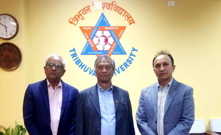 रजिष्ट्रारमा प्रा.डा. केदार रिजाल (बायाँ), उपकुलपति प्रा.डा केशरजंग बराल (बीचमा) र रेक्टरमा प्रा.डा. खड्ग केसी (दायाँ)।